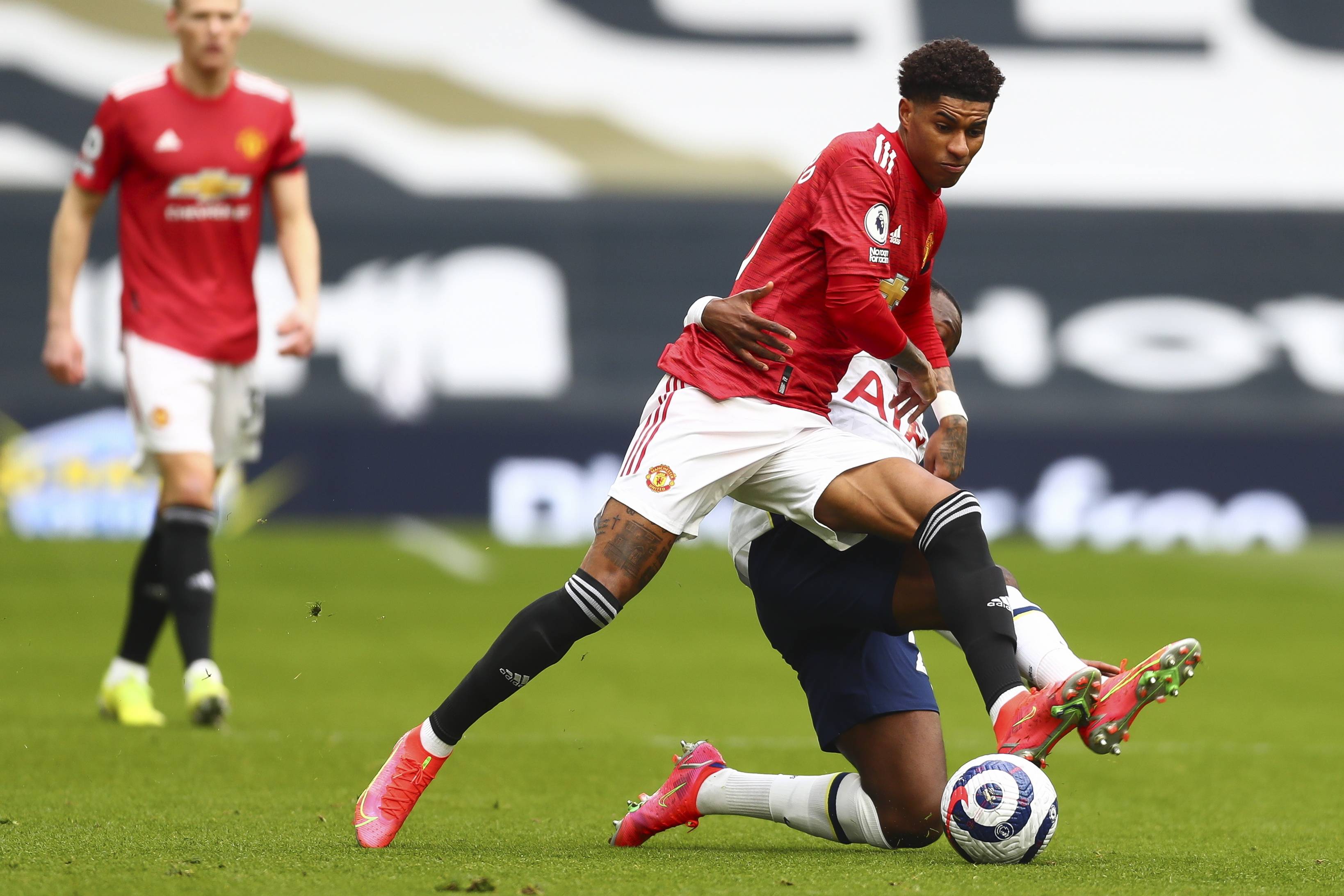 逆境中并肩 逆境中并肩